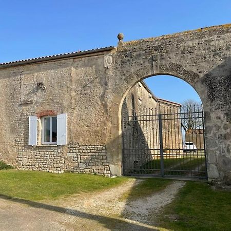 La Commanderie Des Templiers Gite 4 Etoiles Saint-Etienne-de-Brillouet Екстериор снимка