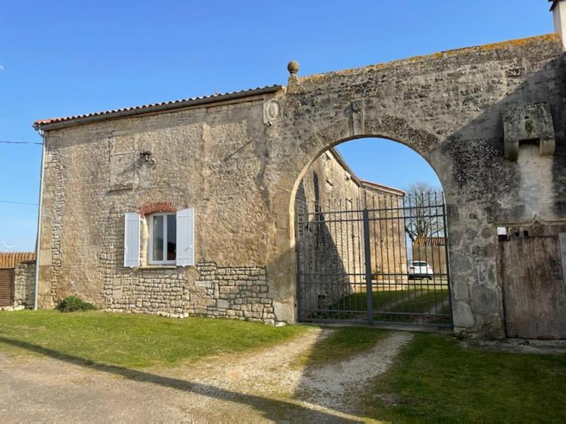 La Commanderie Des Templiers Gite 4 Etoiles Saint-Etienne-de-Brillouet Екстериор снимка